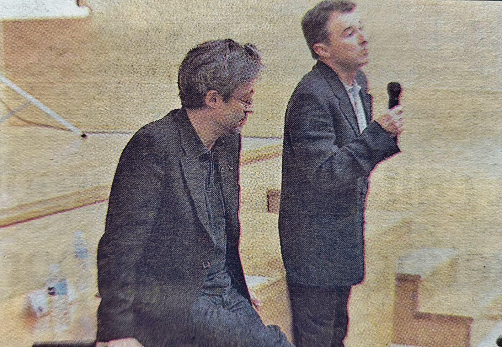 El diseñador Peret y su presentador, César Taboada, en el Foro La Región.