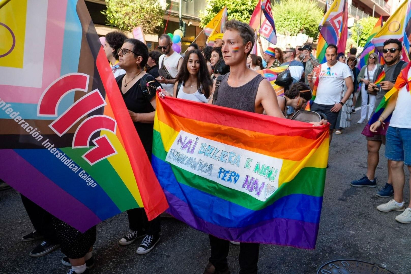 Galería | Una marea multicolor inunda las calles de Vigo por el Día del Orgullo LGTBIQ+