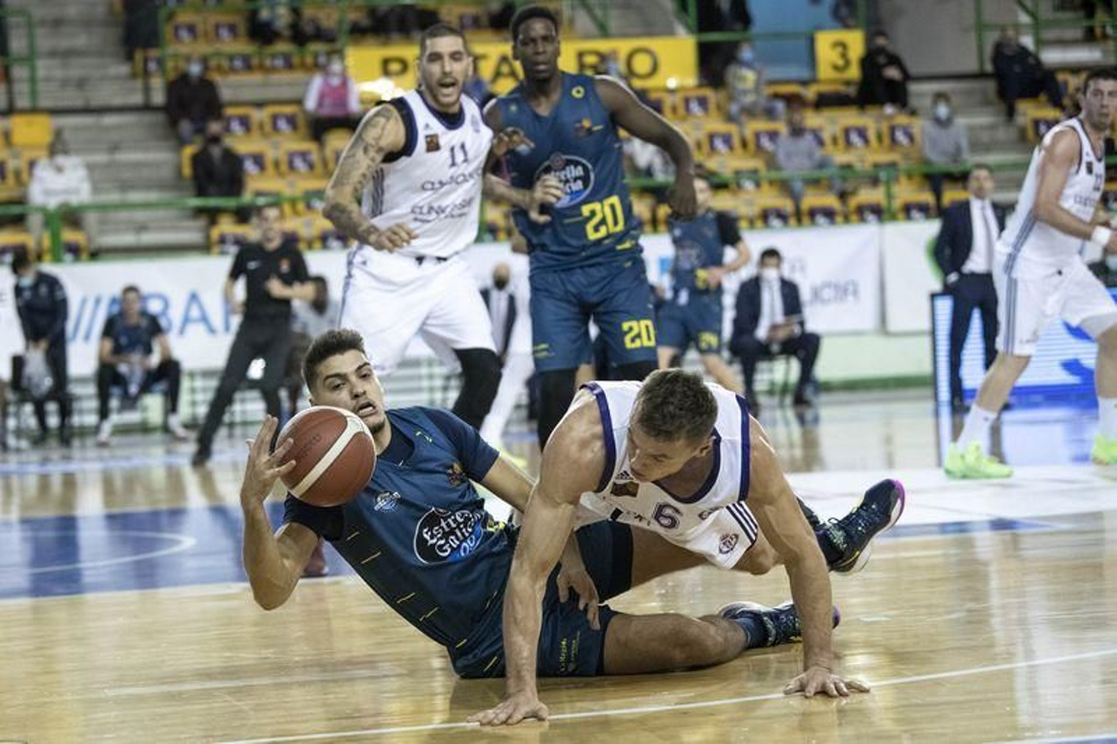 Partido de LEB Oro en el Pazo Paco Paz entre el COB y el Valladolid // FOTO: ÓSCAR PINAL