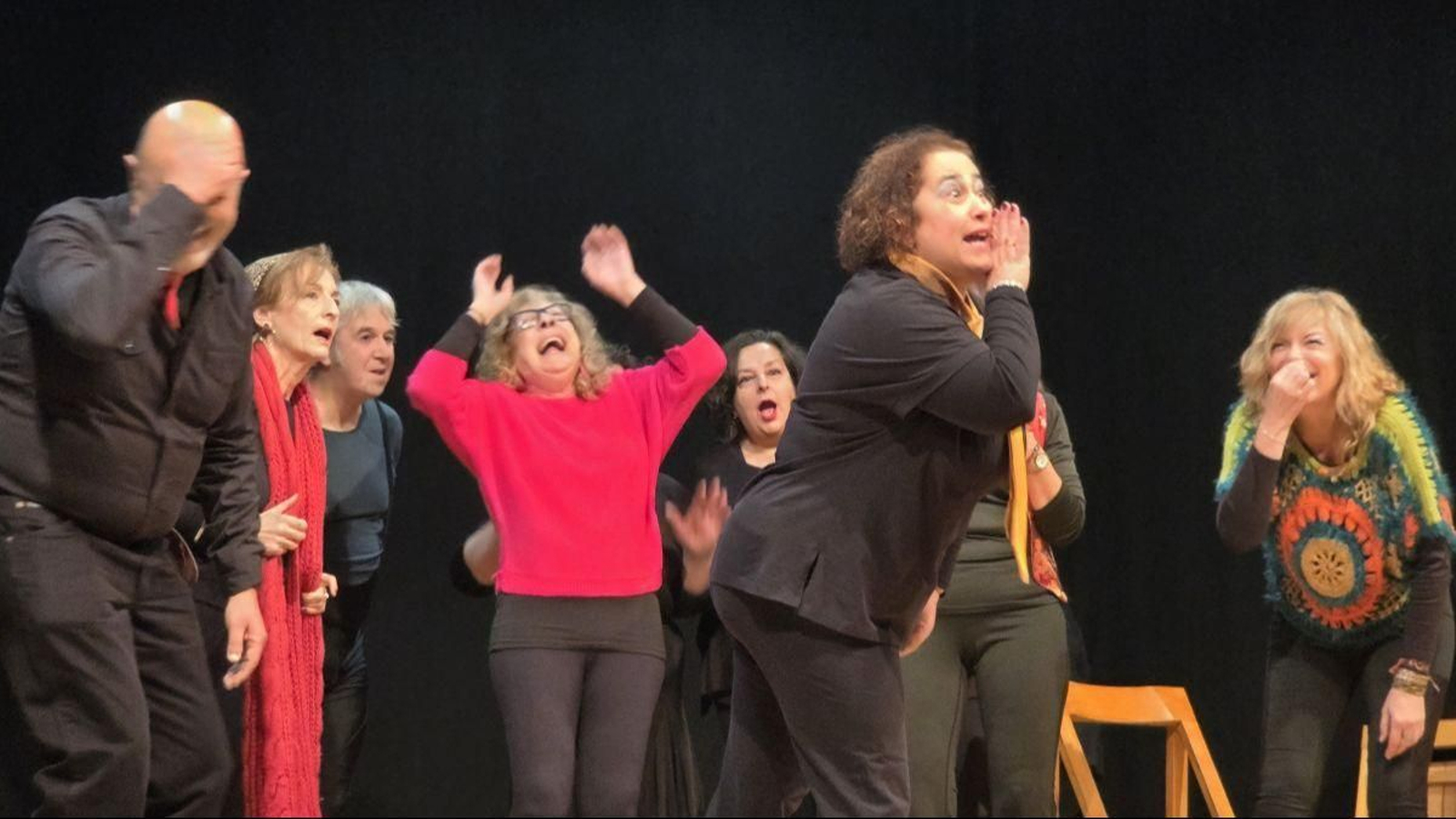 En escenario parte del grupo de tearto de A Caniceira.