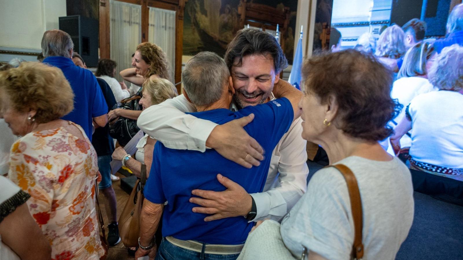 Miranda abraza a uno de los asistentes