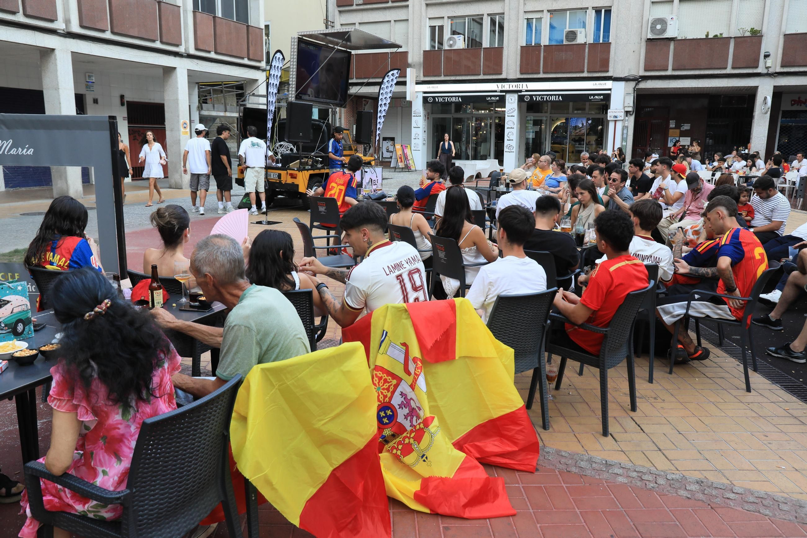Galería | Ambiente y expectación en las terrazas de Ourense para disfrutar del partido de la selección española ante Portugal , en fotos