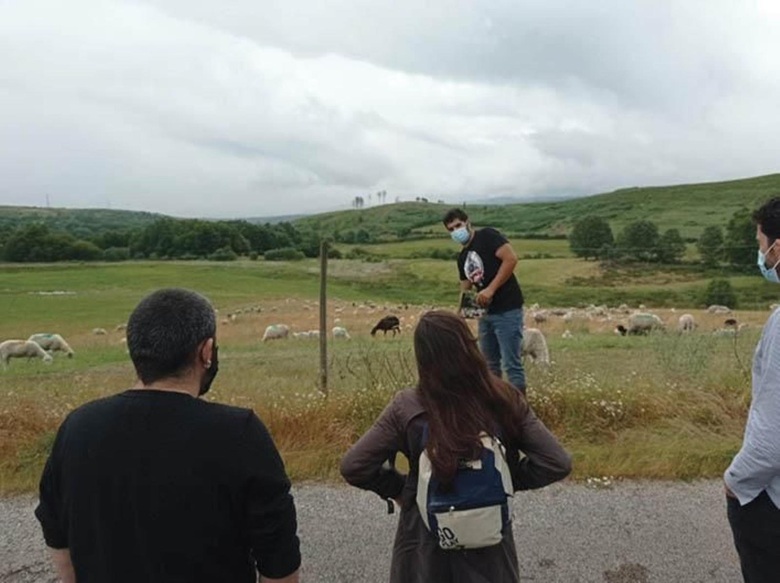 Un grupo de jóvenes atiende las explicaciones sobre la ganadería.