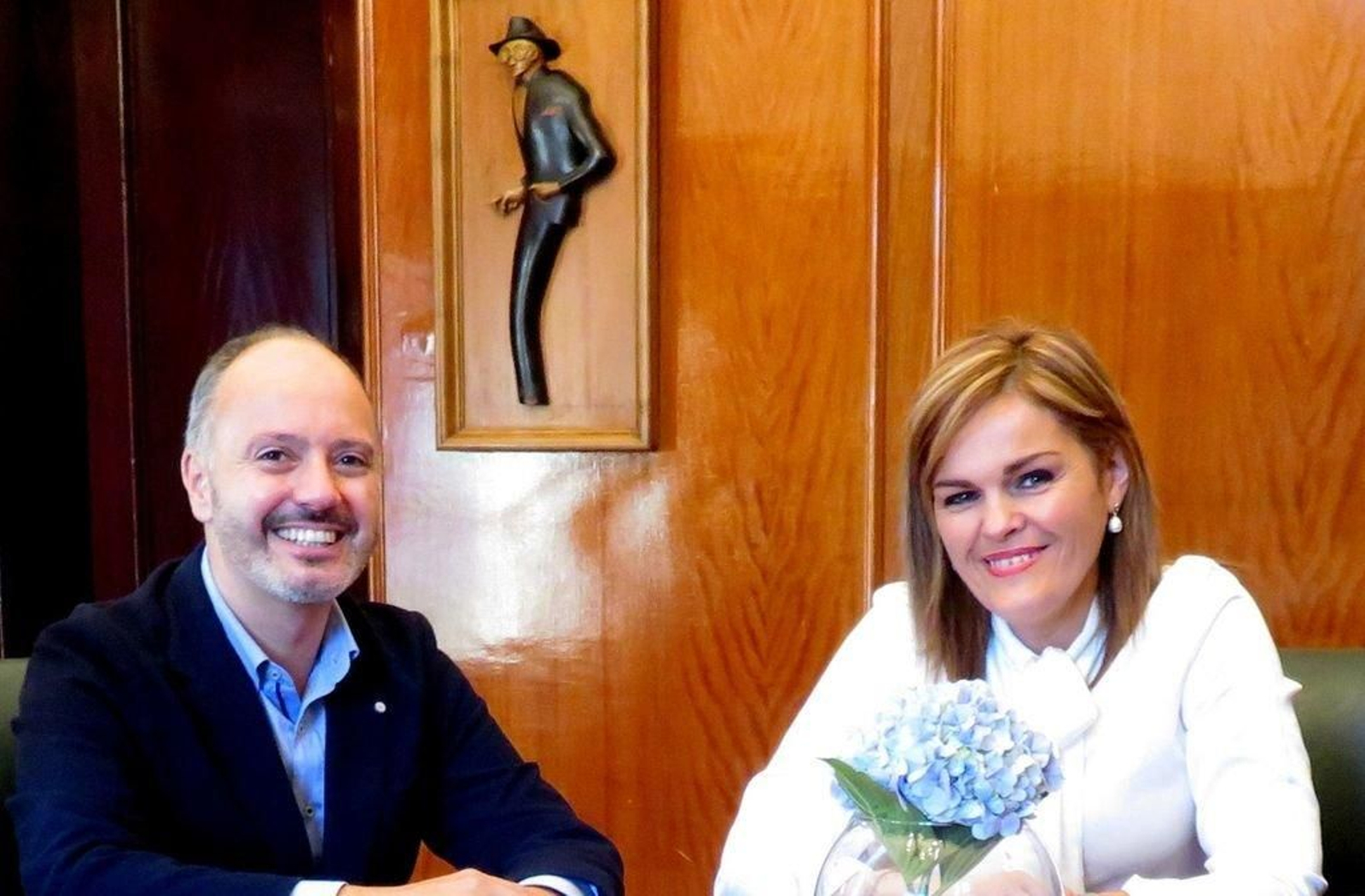 David Regades, delegado de Zona Franca, con Digna Rivas, alcaldesa de Redondela, ayer.