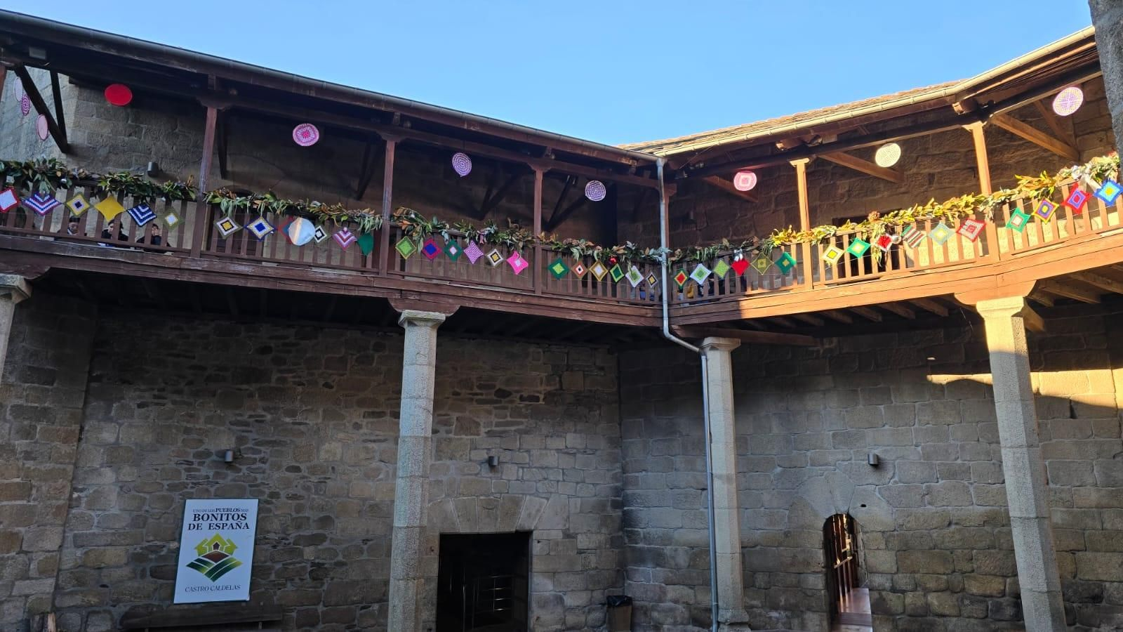 Galería | Castro Caldelas teje la Navidad punto a punto