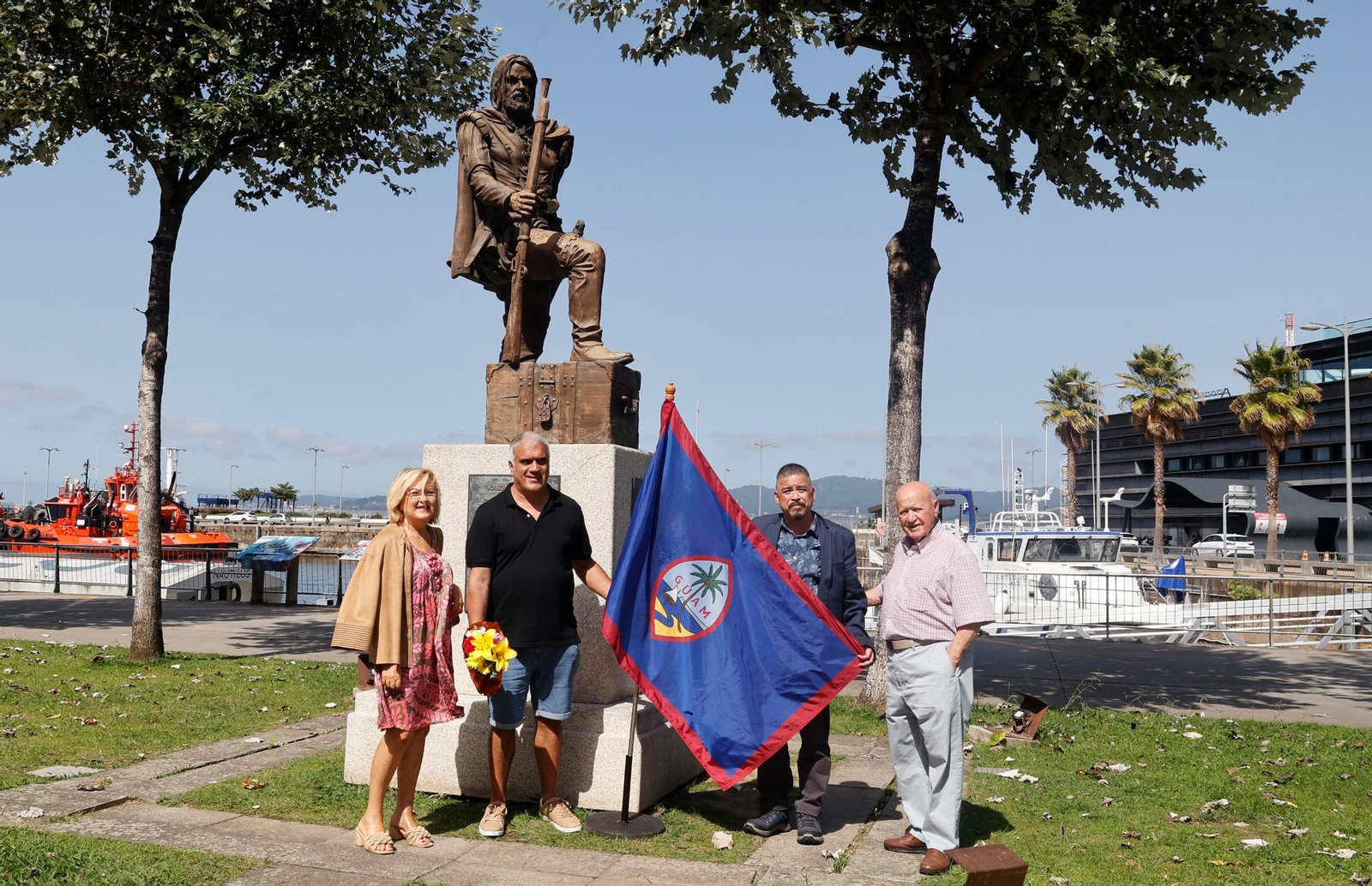 Limtiaco, de Guam, con la bandera, entre otros participantes ayer del homenaje a Gonzalo de Vigo.