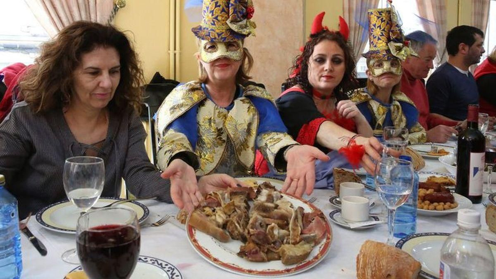 Comensais desfrutando da pasada edición.