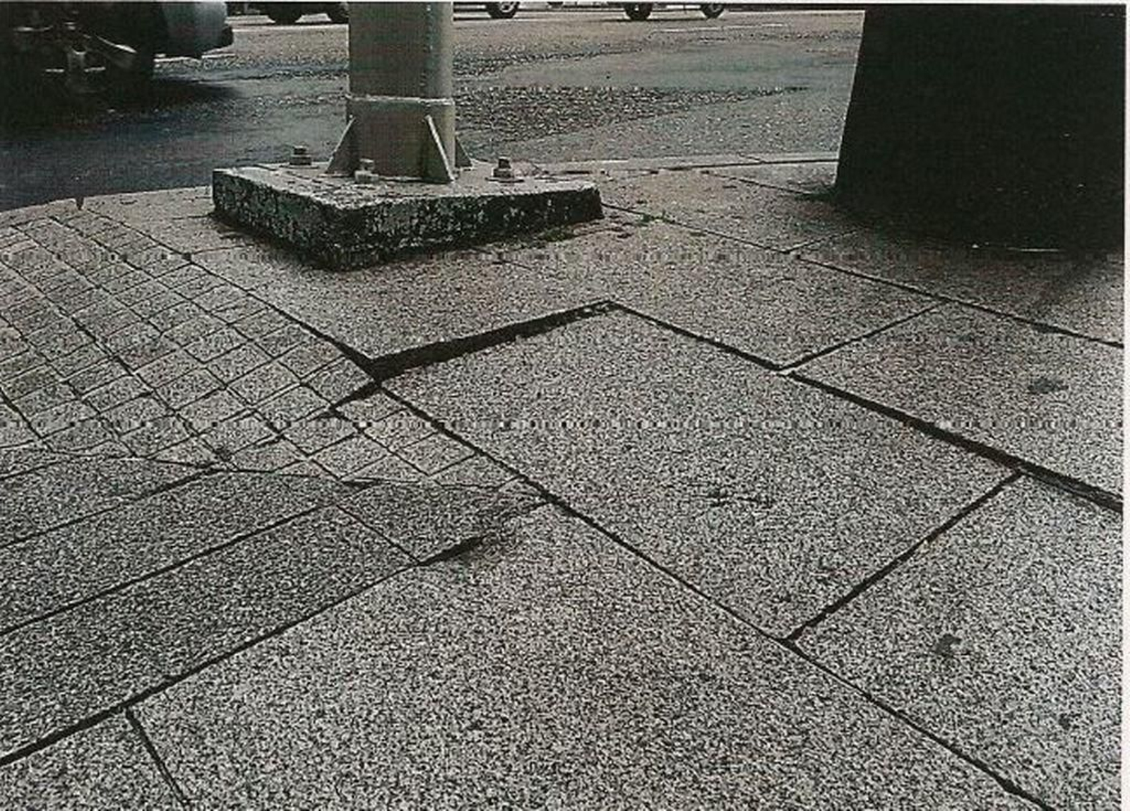 La baldosa que provocó el incidente y la lesion, como apareció en el parte.