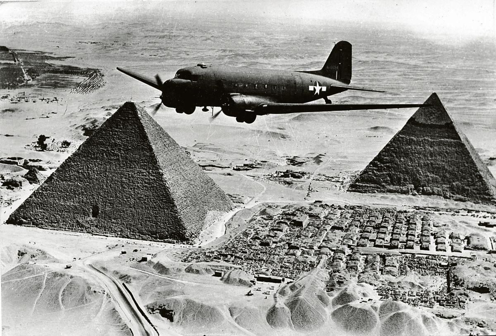 Aviones trasladando provisiones obre las pirámides de Egipto.