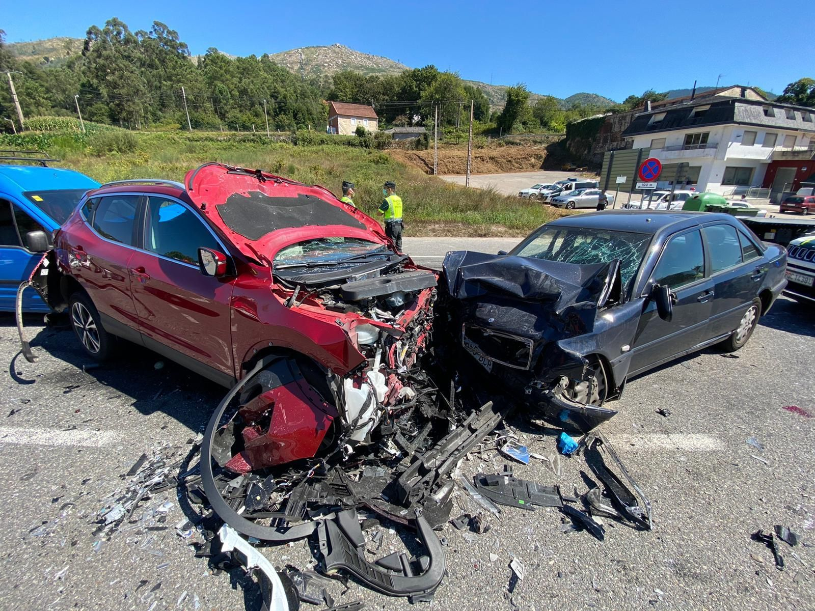 Accidente entre tres vehículos en Redondela // Alberte