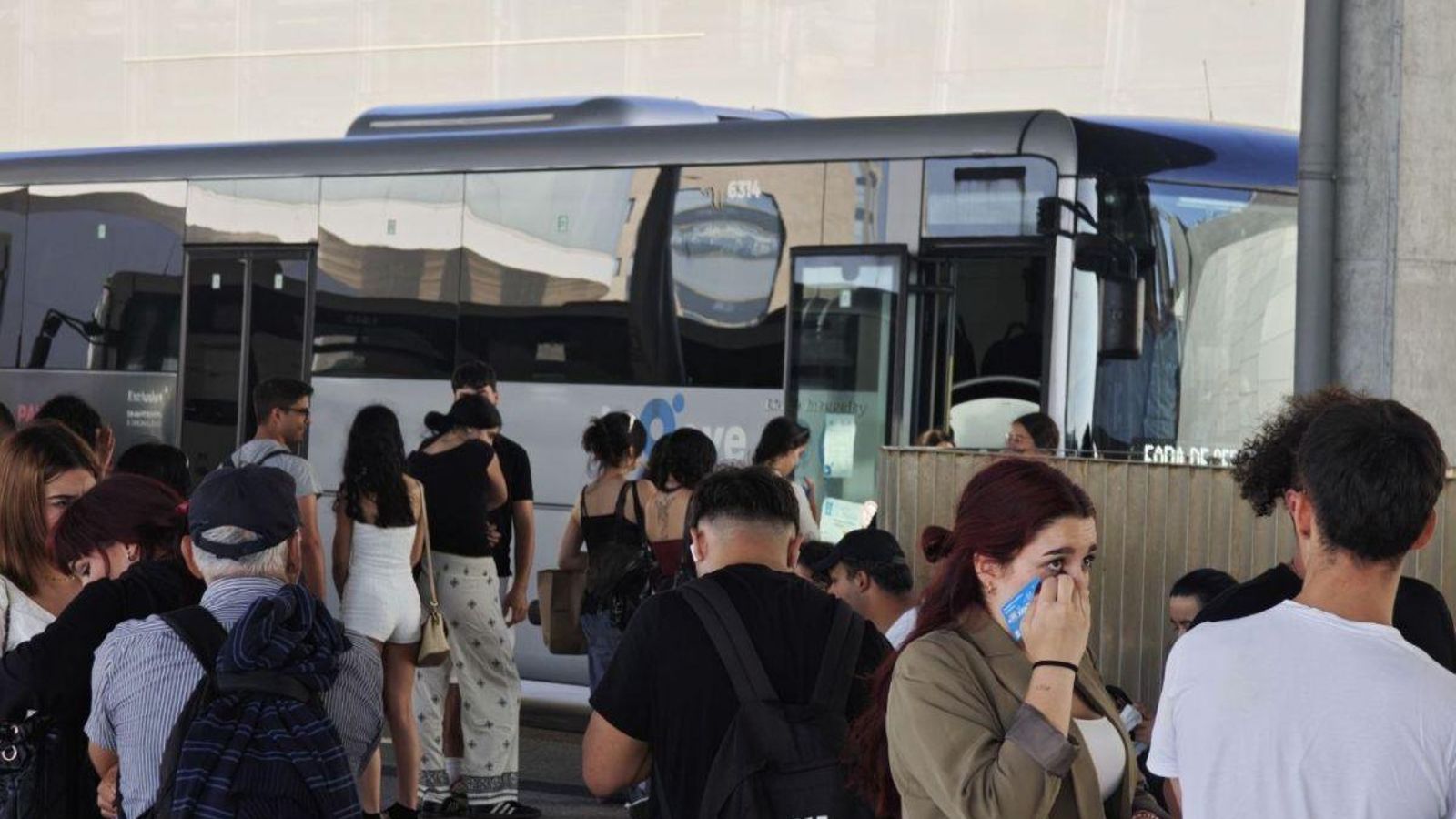 La estación de autobuses de Urzaiz fue lugar de inicio y final de los viajeros afectados ayer por los trenes a Madrid