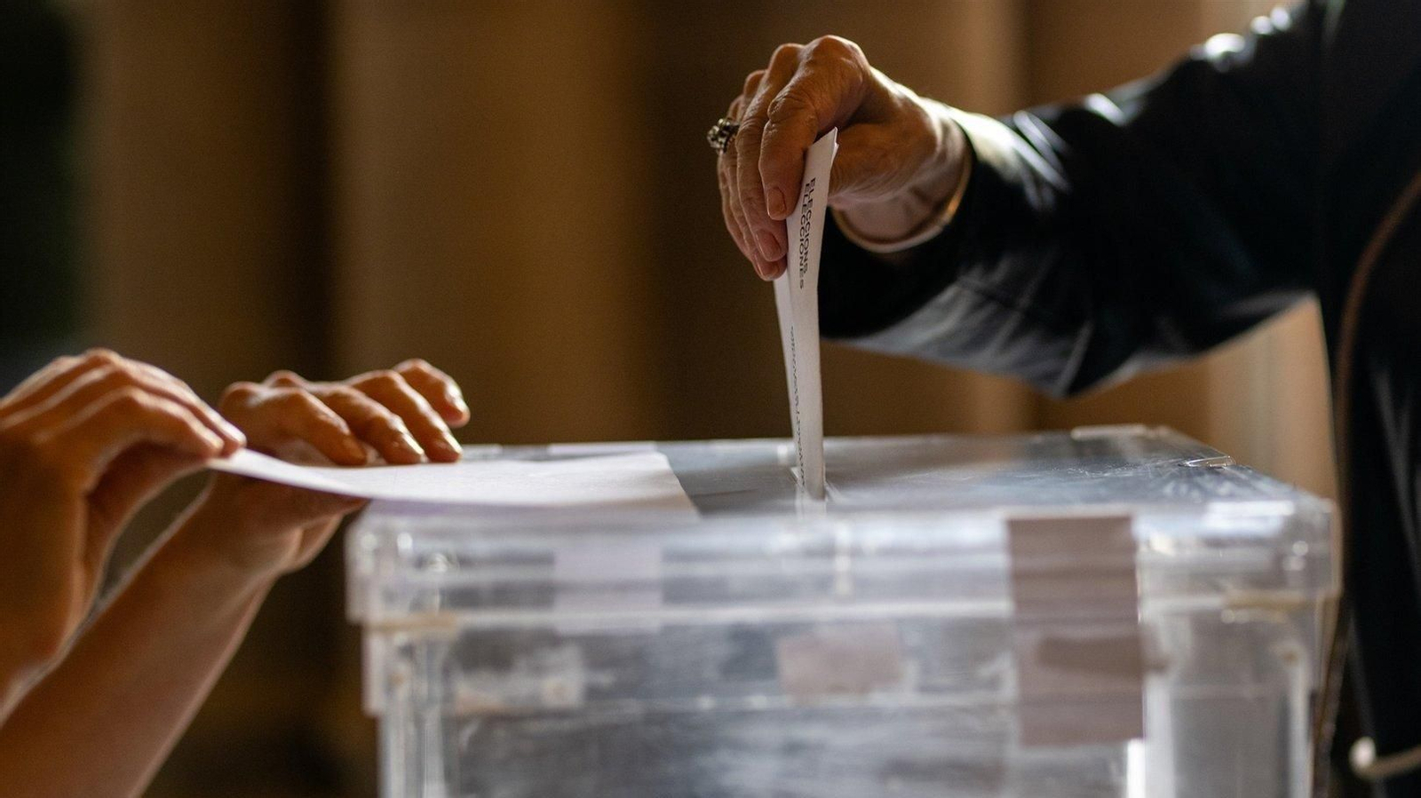 a persona ejerce su derecho a voto en la Universitat de Barcelona, (Foto: EP).