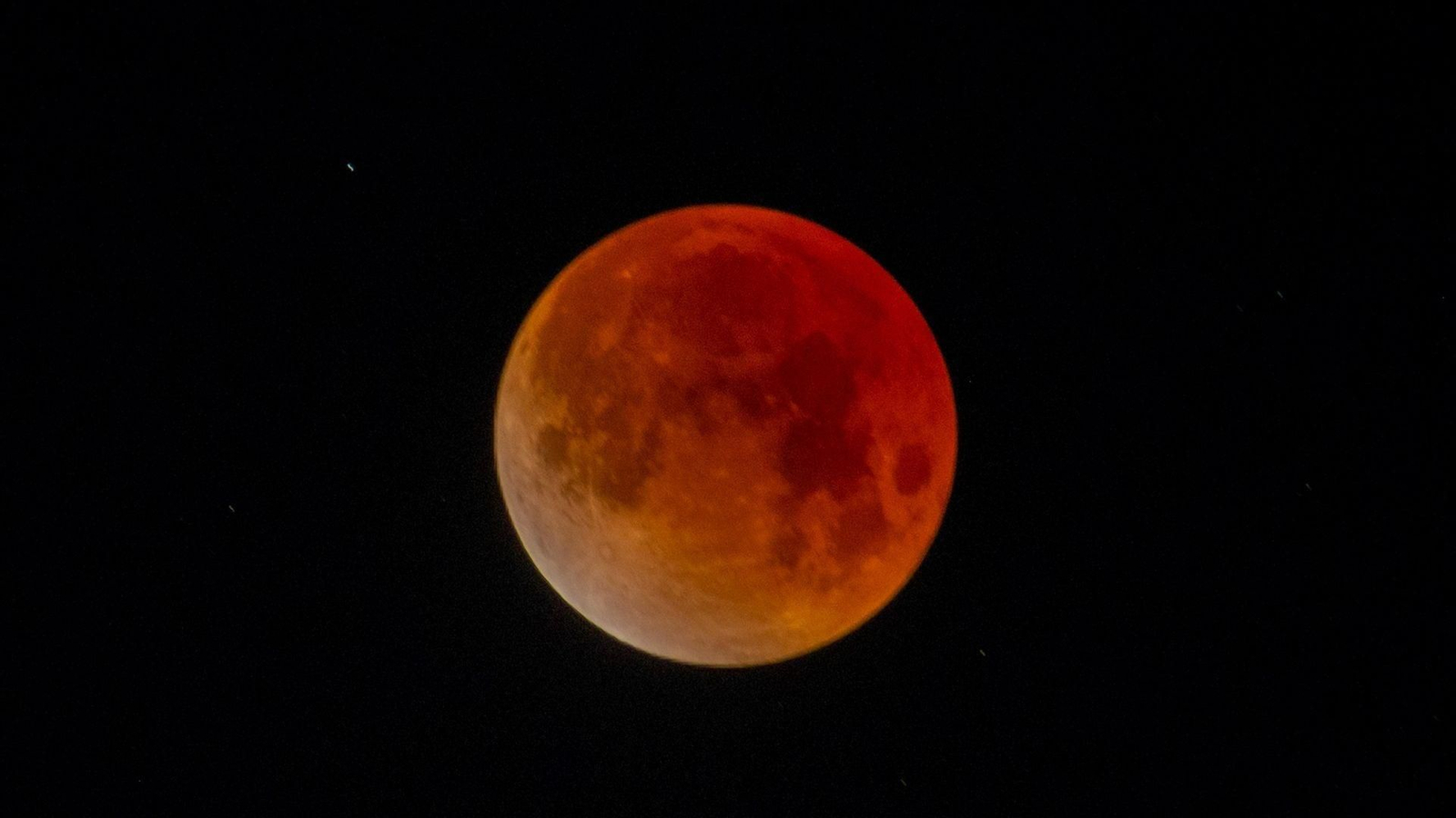 la “Luna de Sangre” tiñe de rojo el cielo sobre Los Ángeles durante el eclipse lunar total del 3 de marzo.