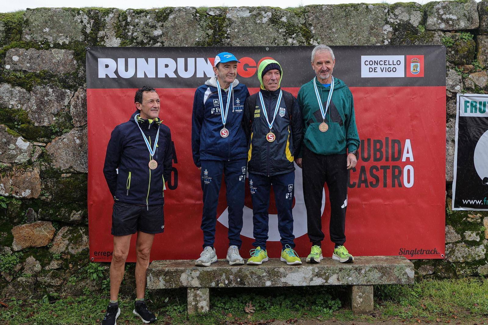 Galería | Cientos de atletas aguantan la lluvia en la Subida ao Castro