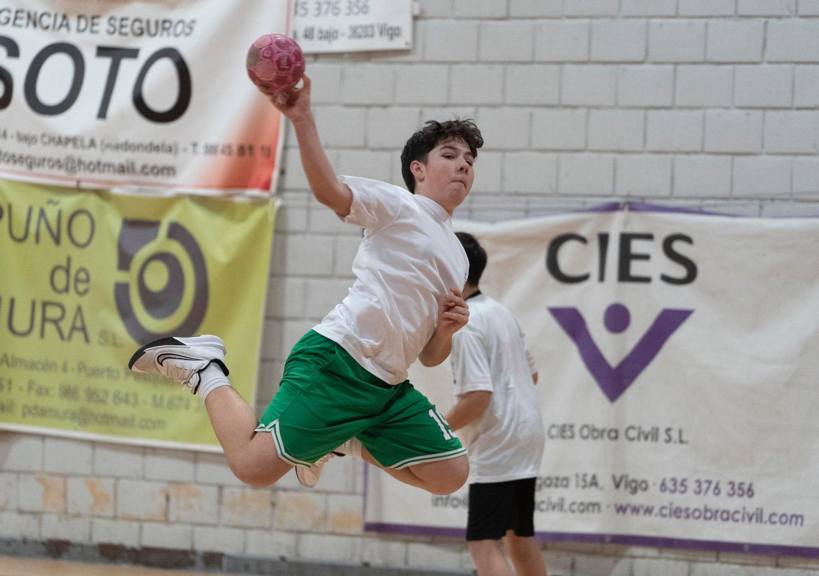 Galería | Chapela acoge un entrenamiento multigeneracional de balonmano