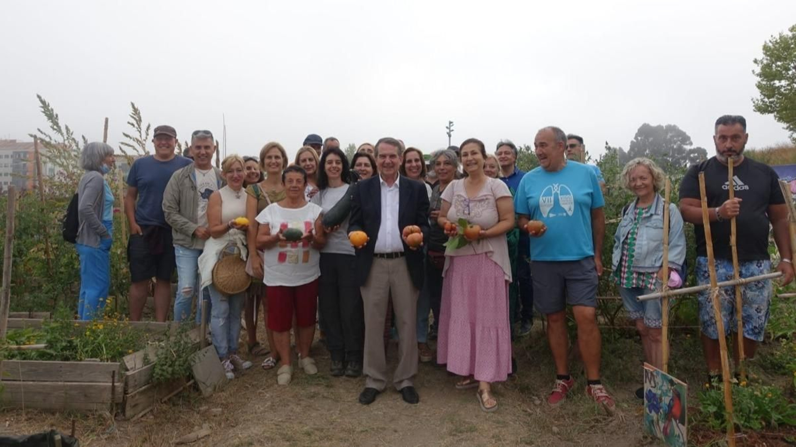 El alcalde, Abel Caballero, aseguró durante su visita a la de Navia que la cultura las huertas ha enraizado en Vigo. Esta actividad es seguida por personas de todas las edades y condiciones.