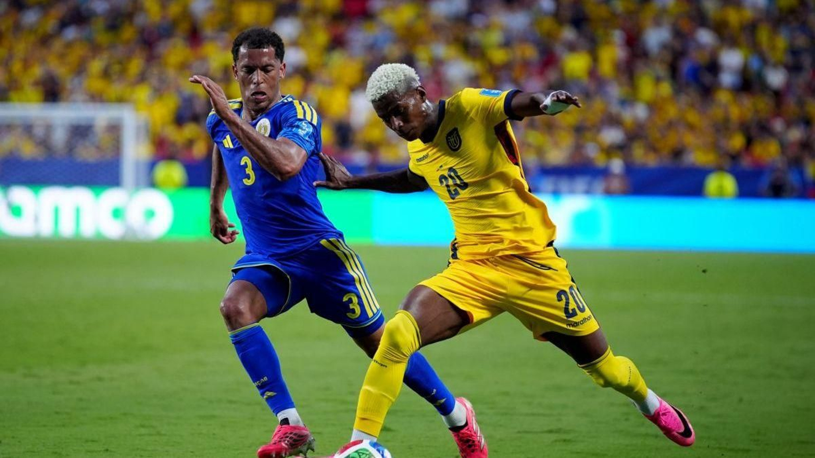 El ecuatoriano Nilson Angulo y el isleño Jurien Gaari disputan un balón durante el encuentro.