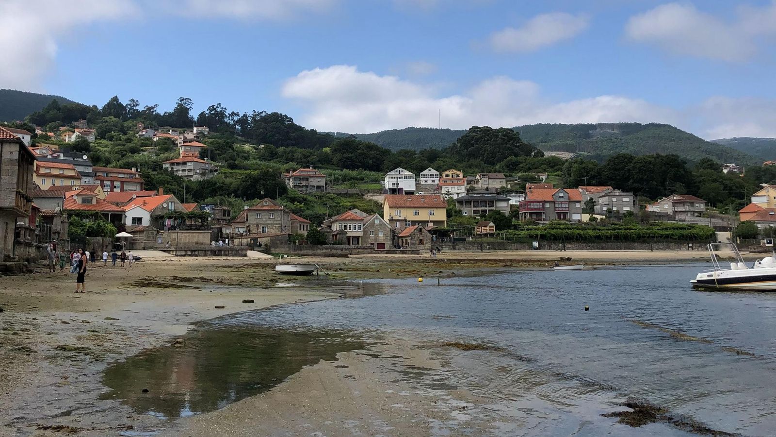 Combarro con la marea baja.