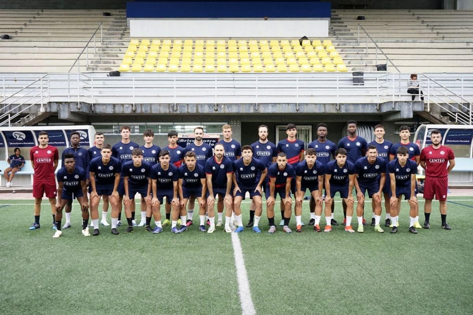 Los jugadores y el cuerpo técnico del Cented, en el campo de Oira.