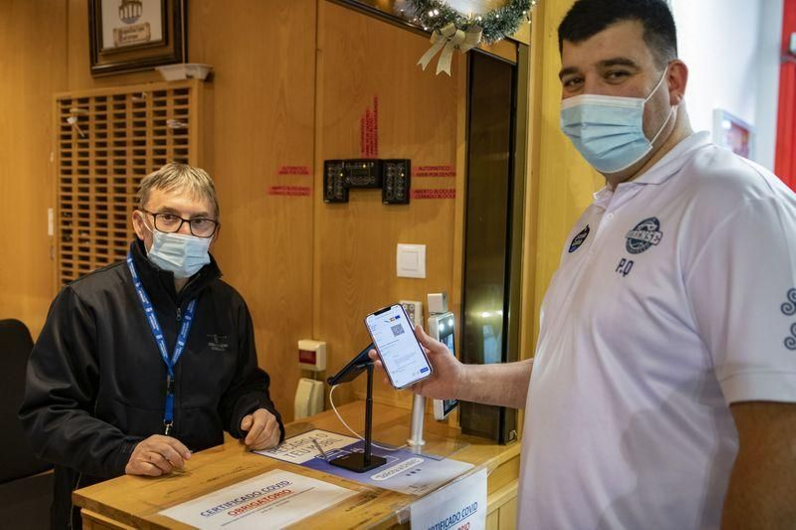 Un cliente muestra su certificado covid para entrar al Pazo dos Deportes Paco Paz (XESÚS FARIÑAS).