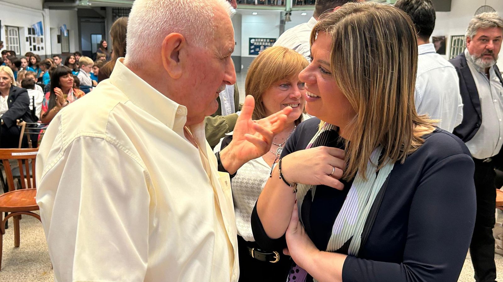 Llamedo conversa con Carlos Rodríguez, pongueto de 92 años y cofundador del Colegio del Centro Asturiano de Santa Fe.