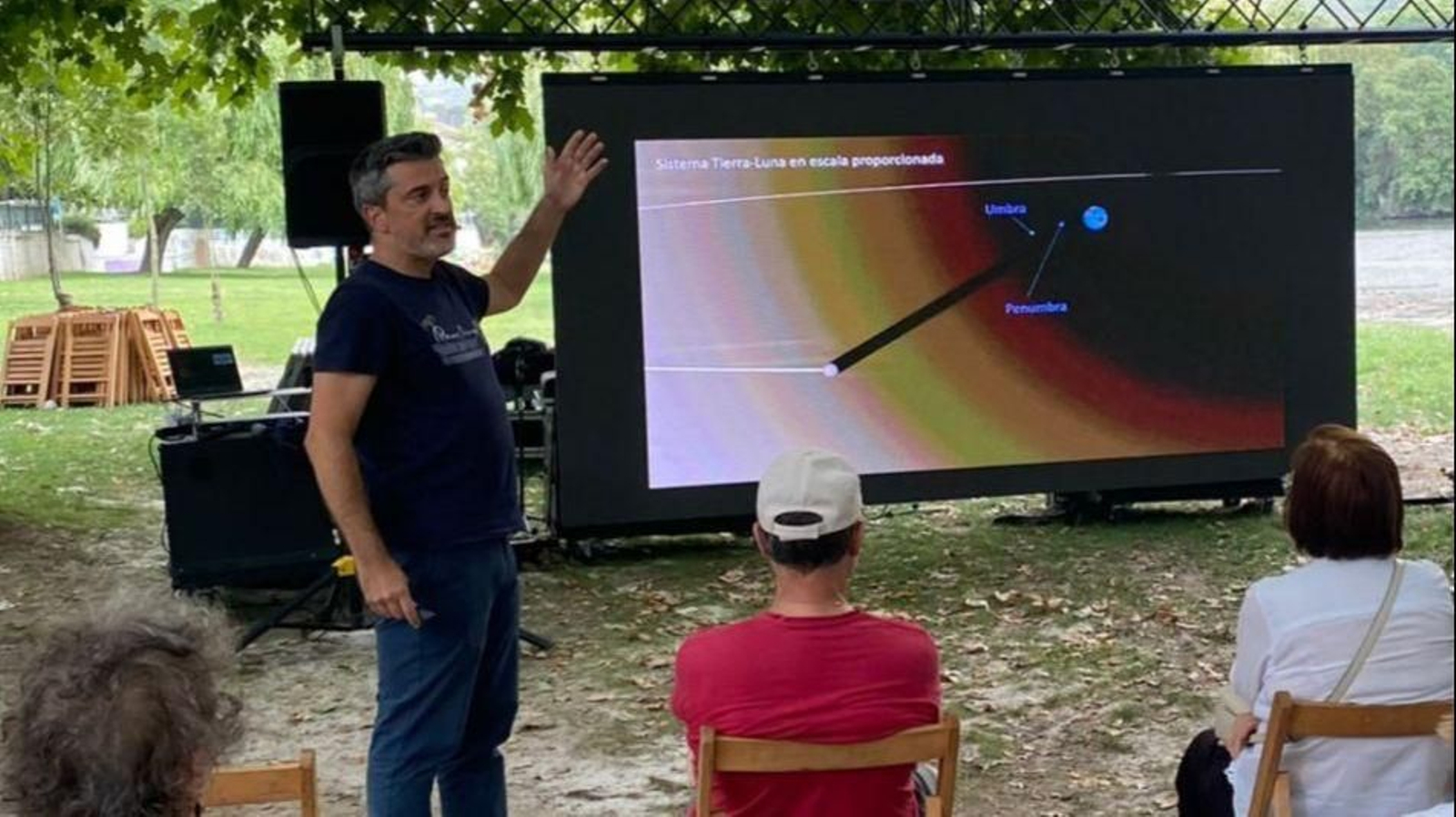 Óscar Blanco explicando el eclipse de este miércoles.