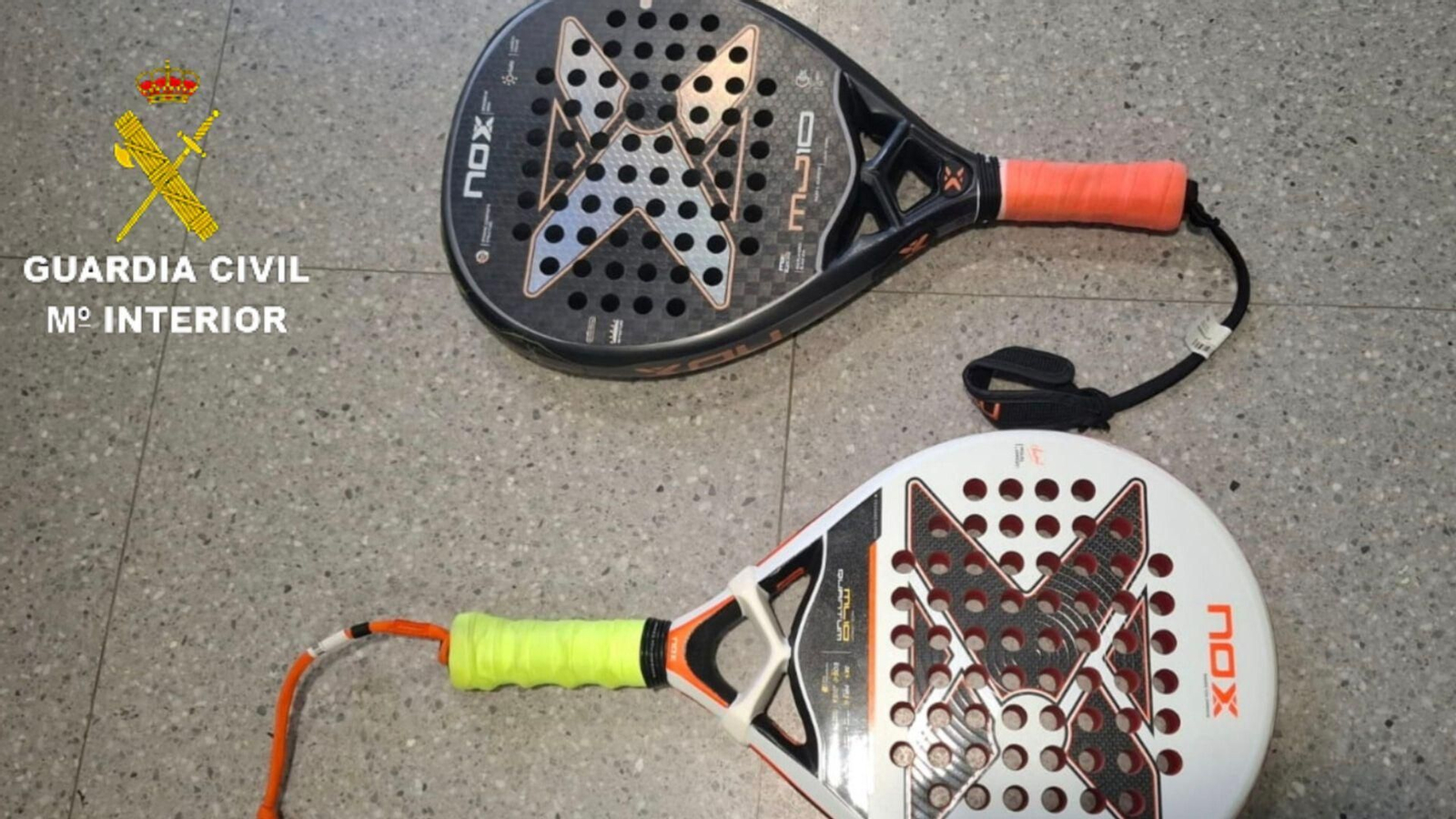 Las dos palas de pádel robadas del interior de un coche en A Guarda.