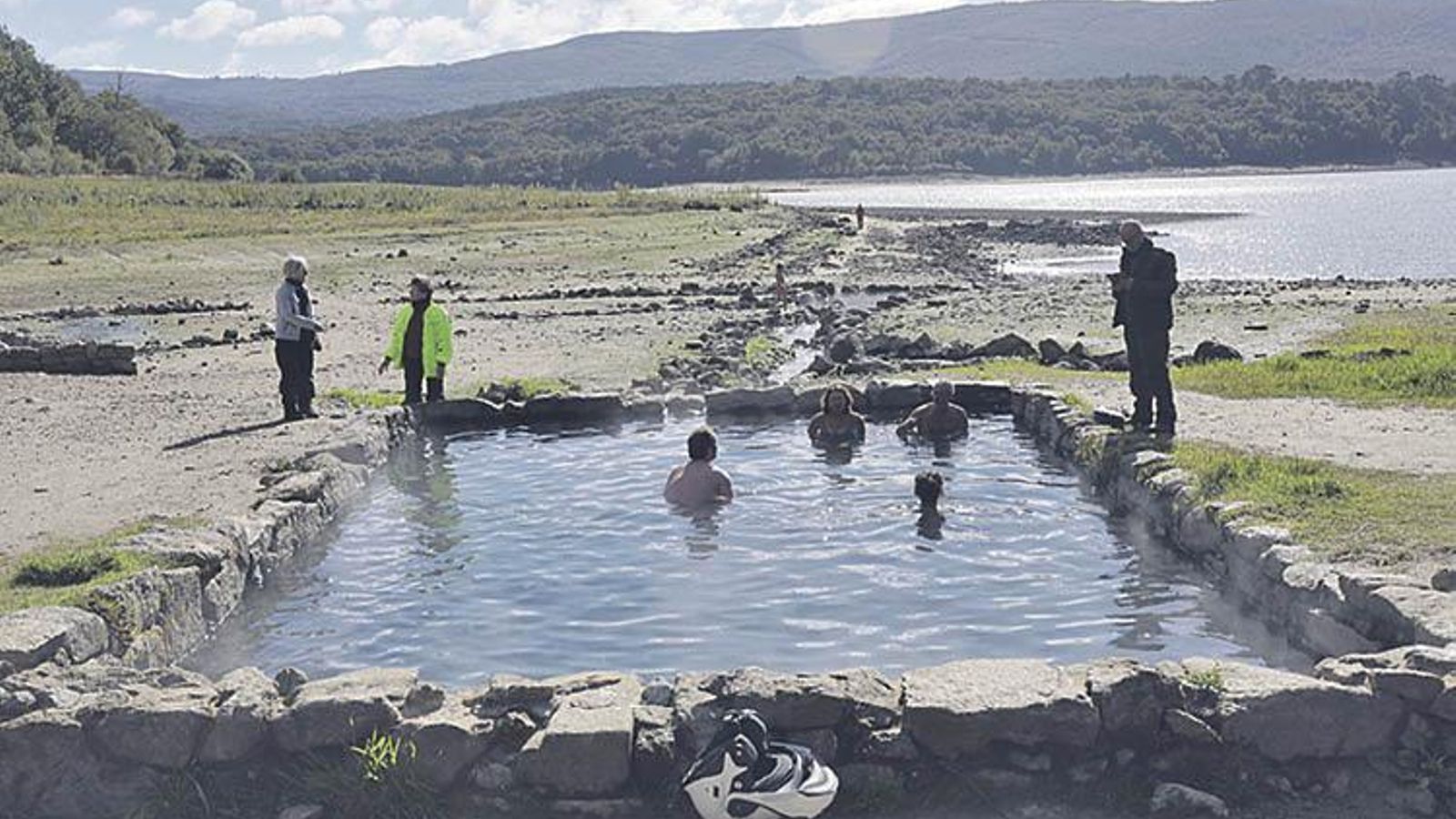 Usuarios de la actual zona termal de Os Baños, en Bande, de José Paz,