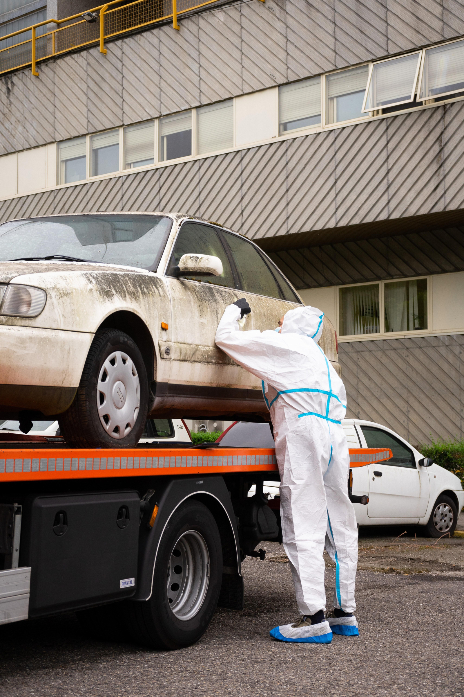 Traslado e inspección del coche familiar del triple crimen de Burgos