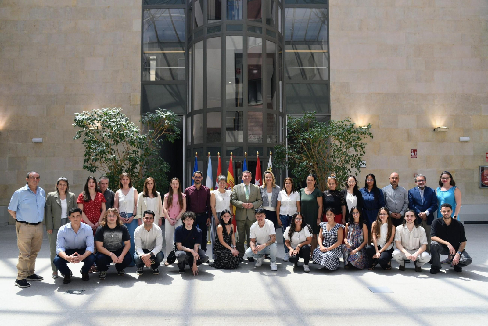 Los jóvenes con las autoridades de Castilla y León