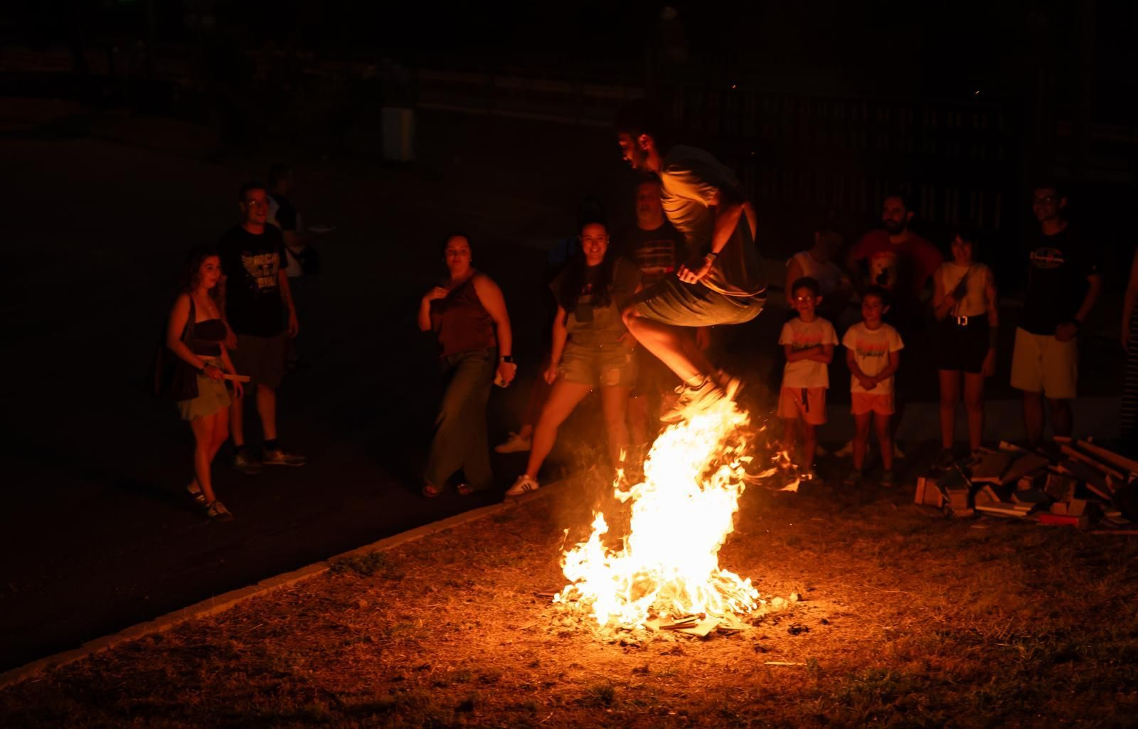 Los más jóvenes no fallan a la tradición, como demostraron en Salesianos los voluntarios de la asociación Amencer y sus “cacharelas”.