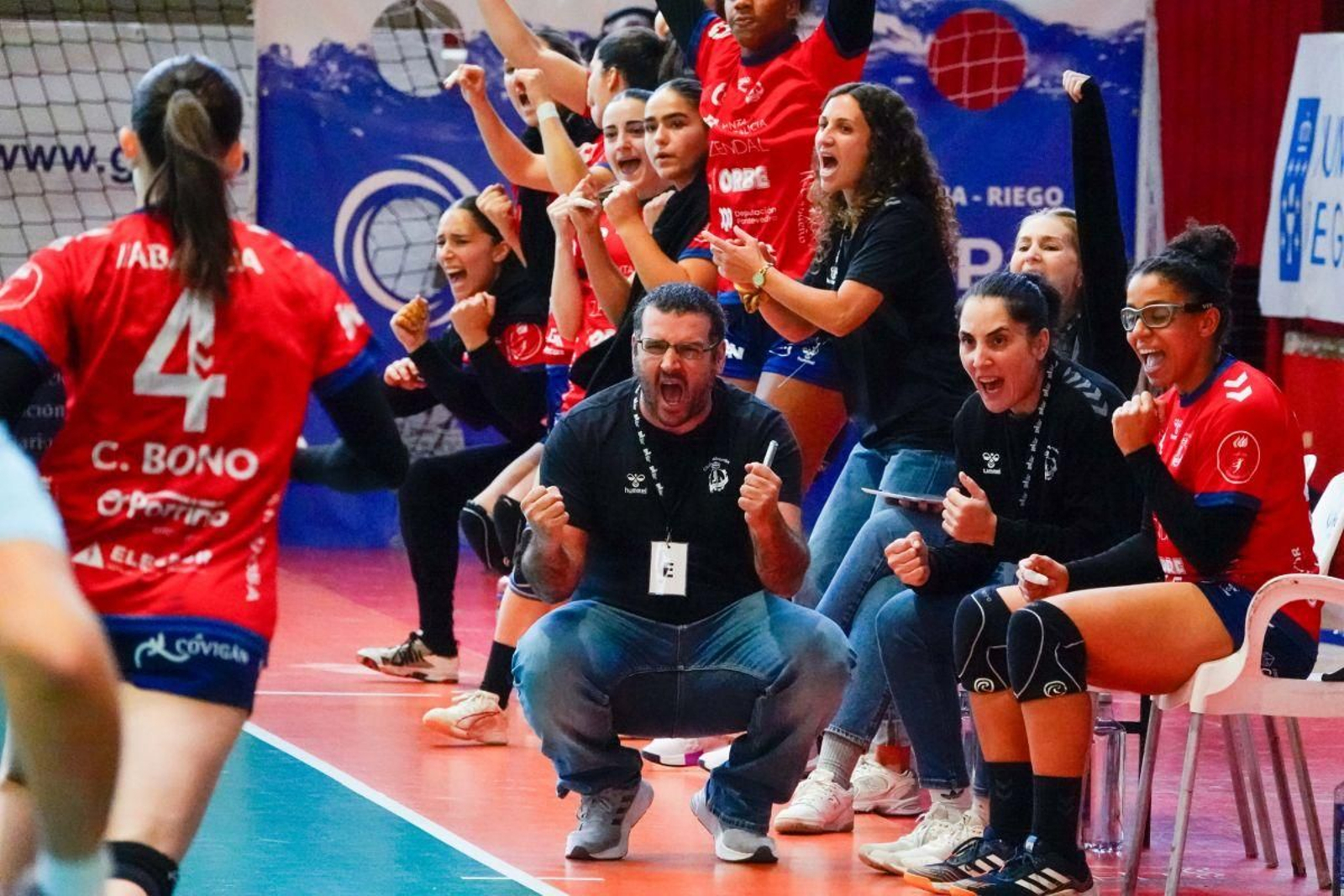 El banquillo del conjunto rojo celebra un gol durante esta campaña.