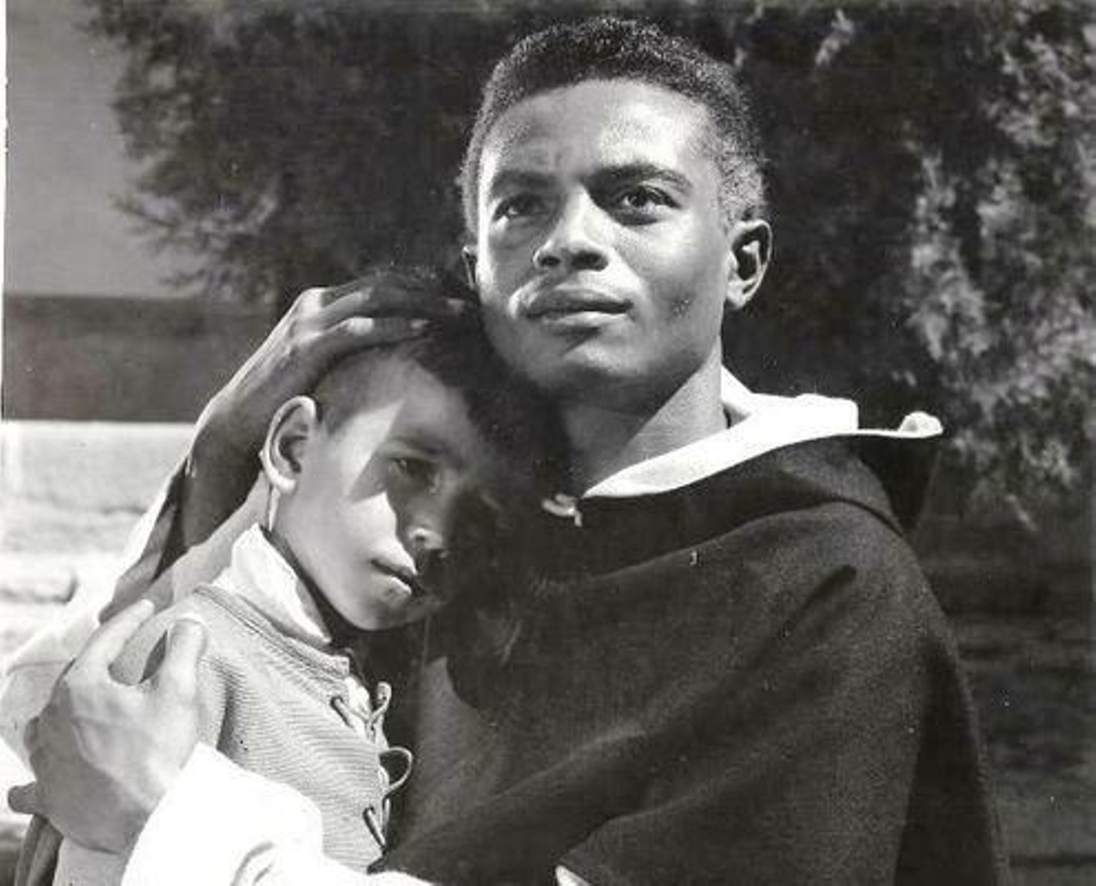 René Muñoz, como Fray Escoba, abraza al niño Domingo Paz en una escena de la película.