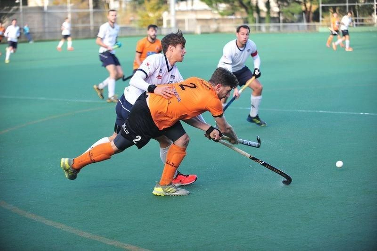 Borja Cid despeja la bola ante dos defensores del Sardinero (JOSÉ PAZ).