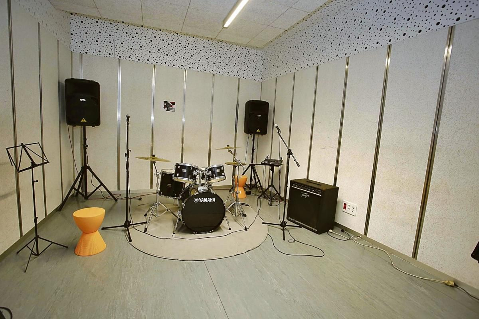 Las salas de Vigosónico disponen de baterías y amplificadores para que los grupos de música puedan ensayar.