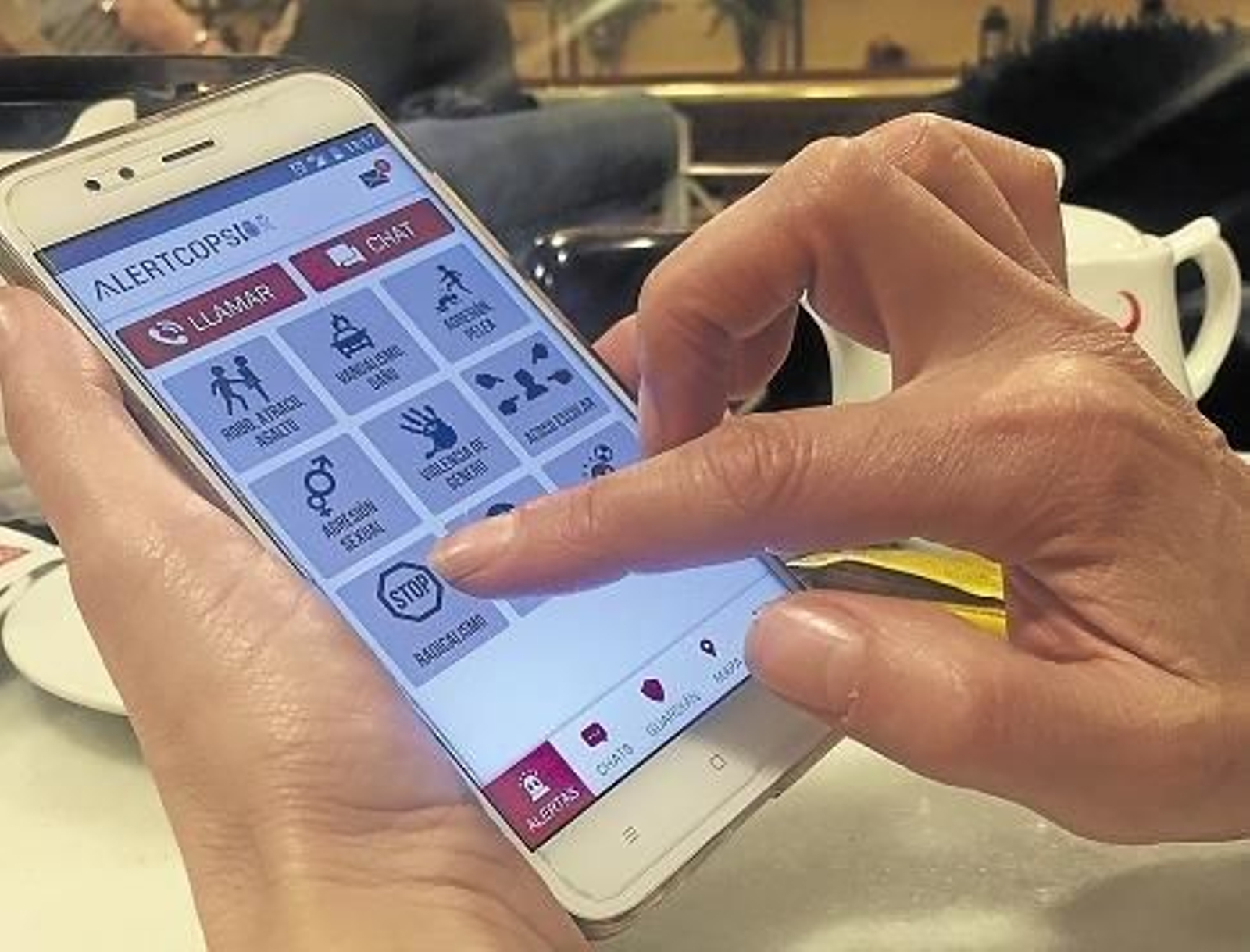Una usuaria de la aplicación realiza una demostración del funcionamiento.