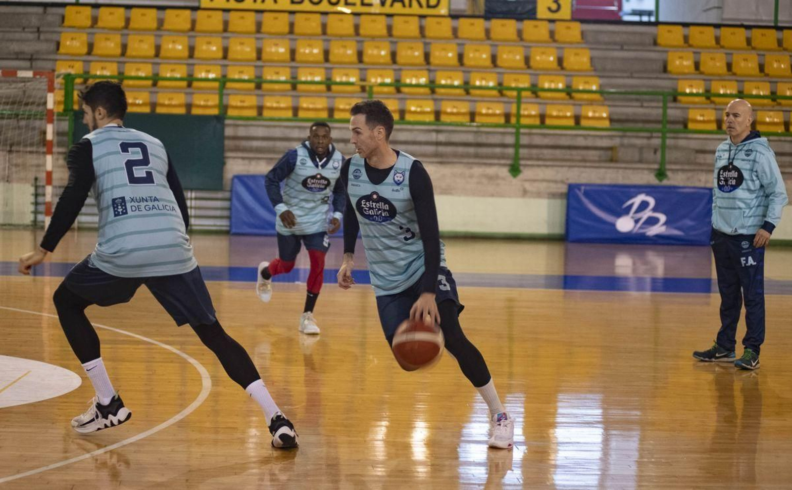 El jugador del COB Txemi Urtasun, con el balón, en un entrenamiento en el Pazo Paco Paz. XESÚS FARIÑAS