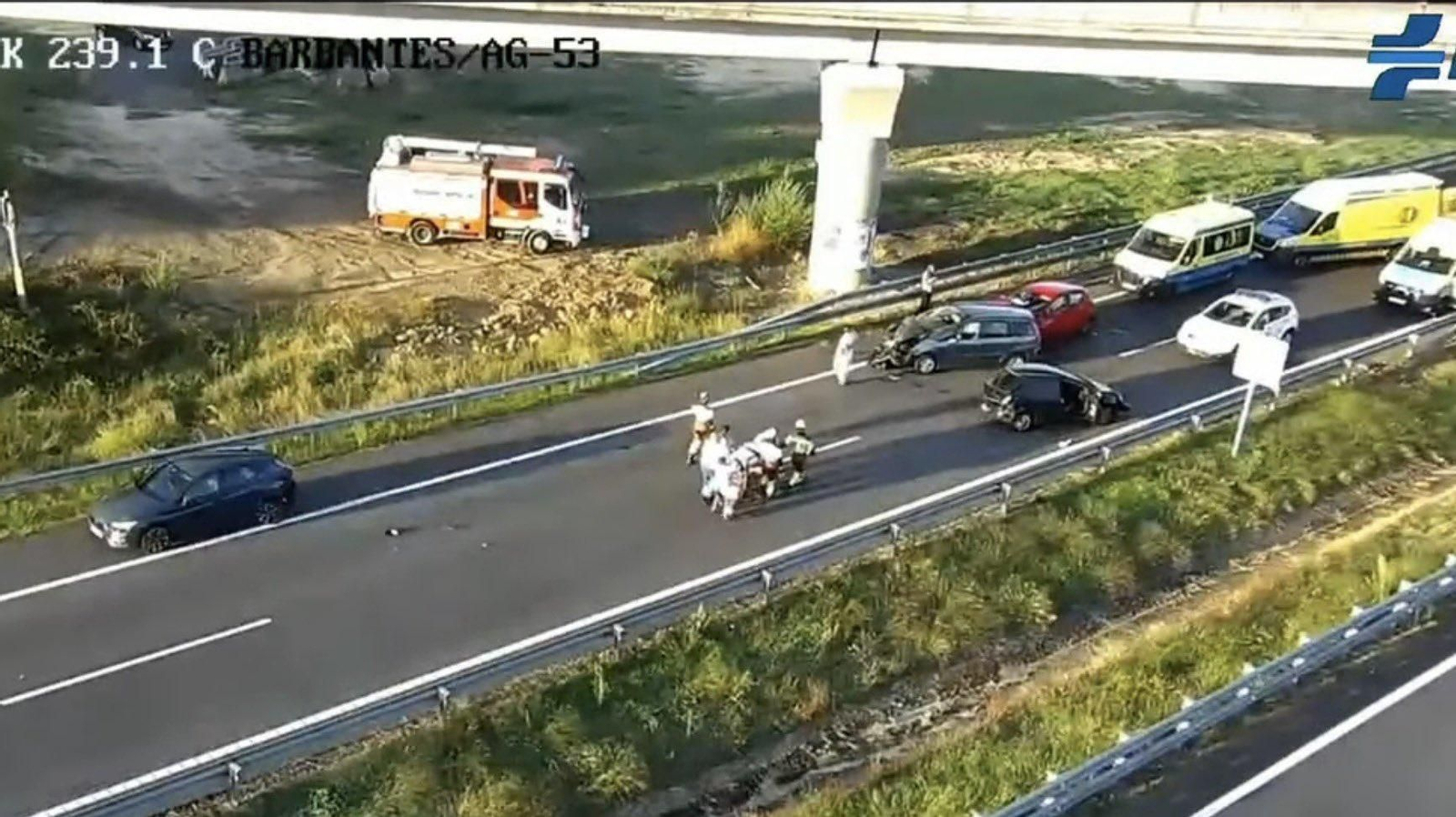 El accidente múltiple en la A-52, a la altura de Toén, provoca retenciones en el enlace con la AG-53.