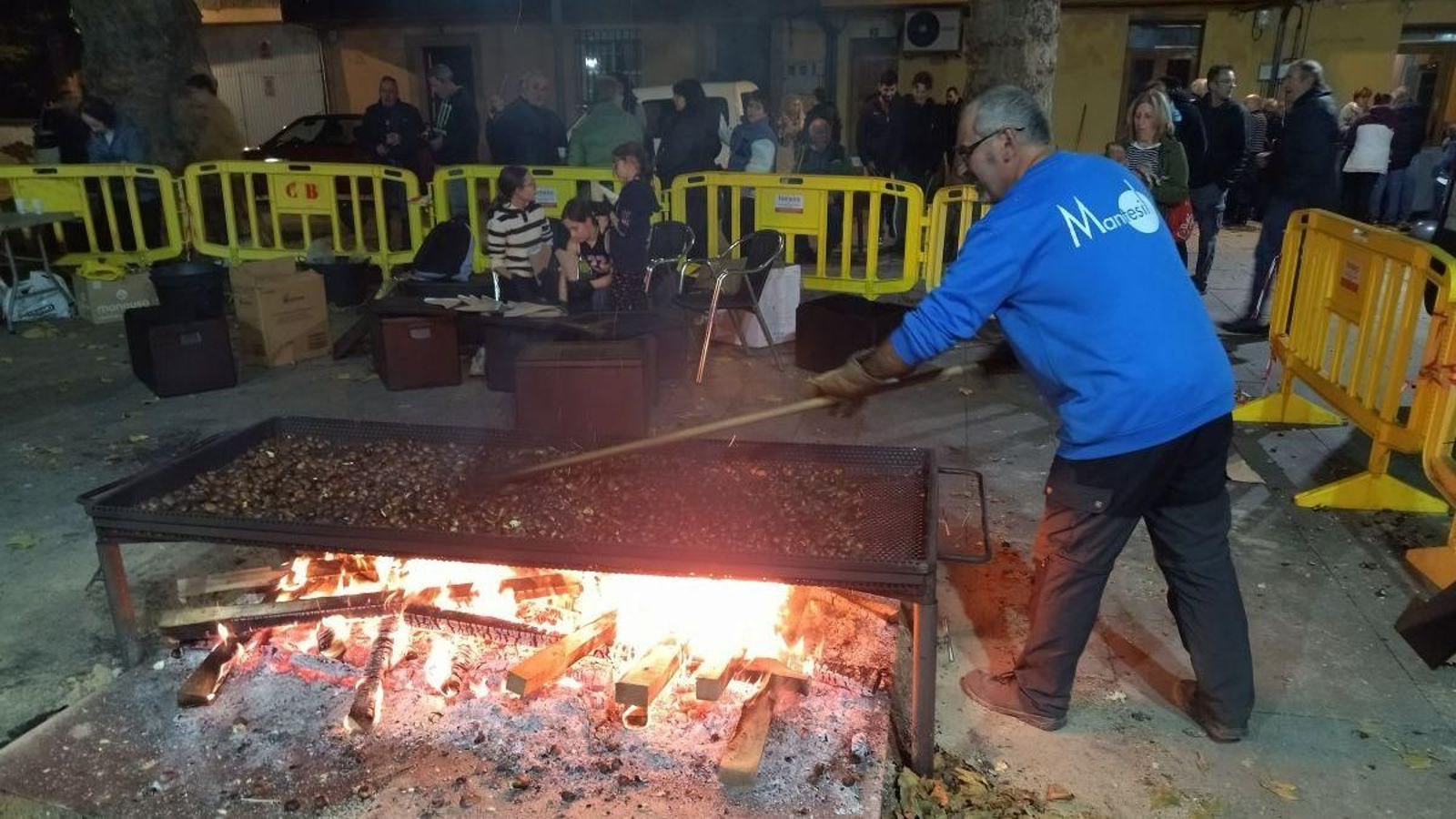 Preparando las castañas en la plaza de Otero Pedrayo, en Viloira.