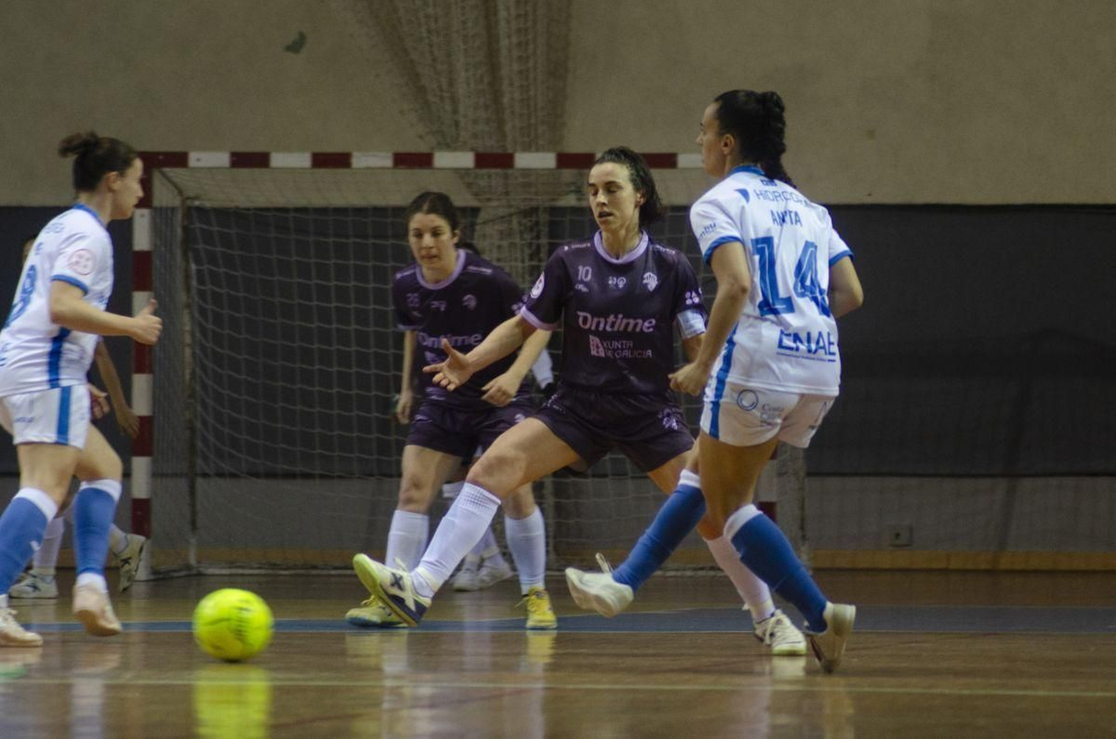 Marta Figueiredo, capitana del Ontime, defiende en el duelo ante el Alcantarilla.