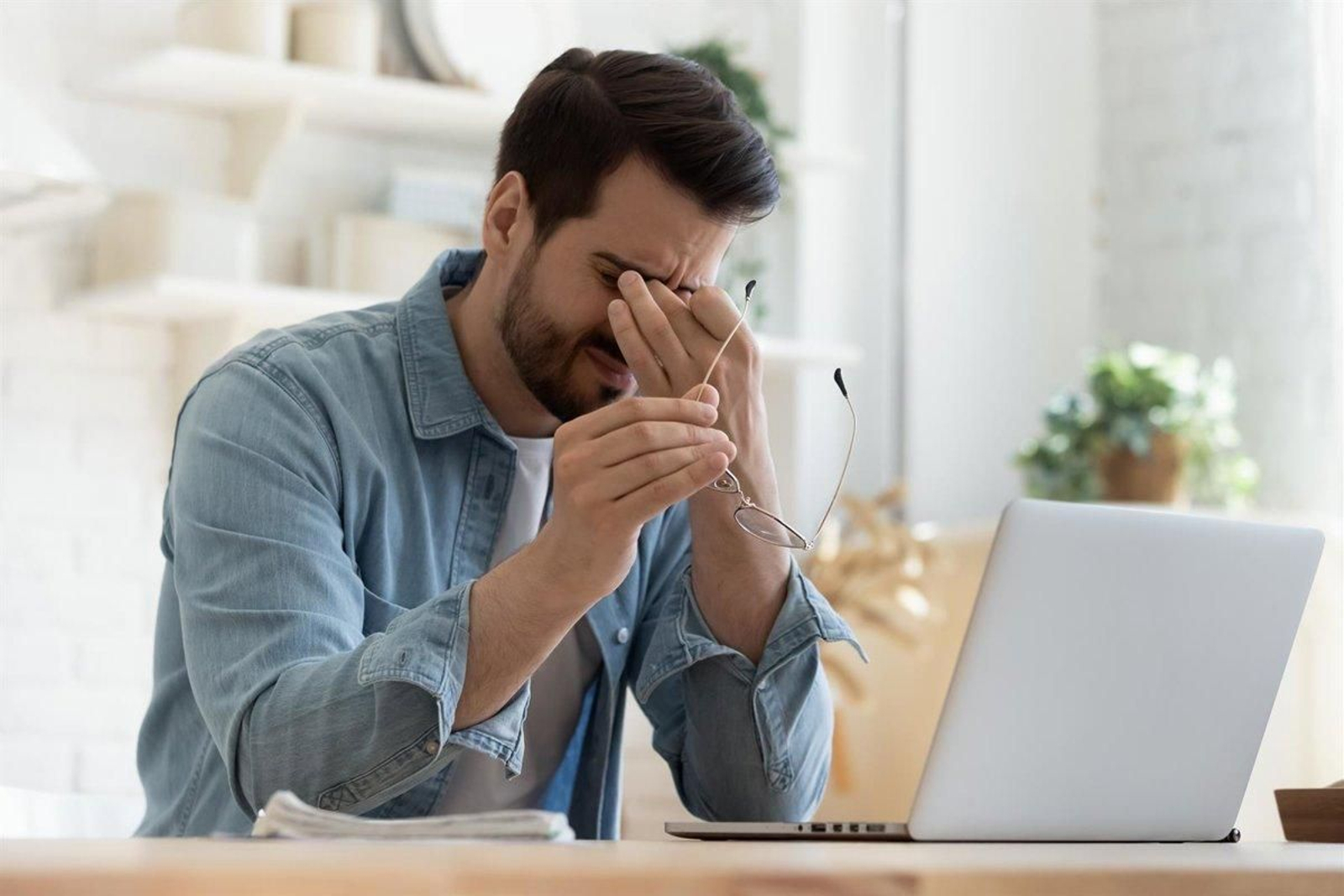Una persona afectada por la falta de sueño en su puesto de trabajo.