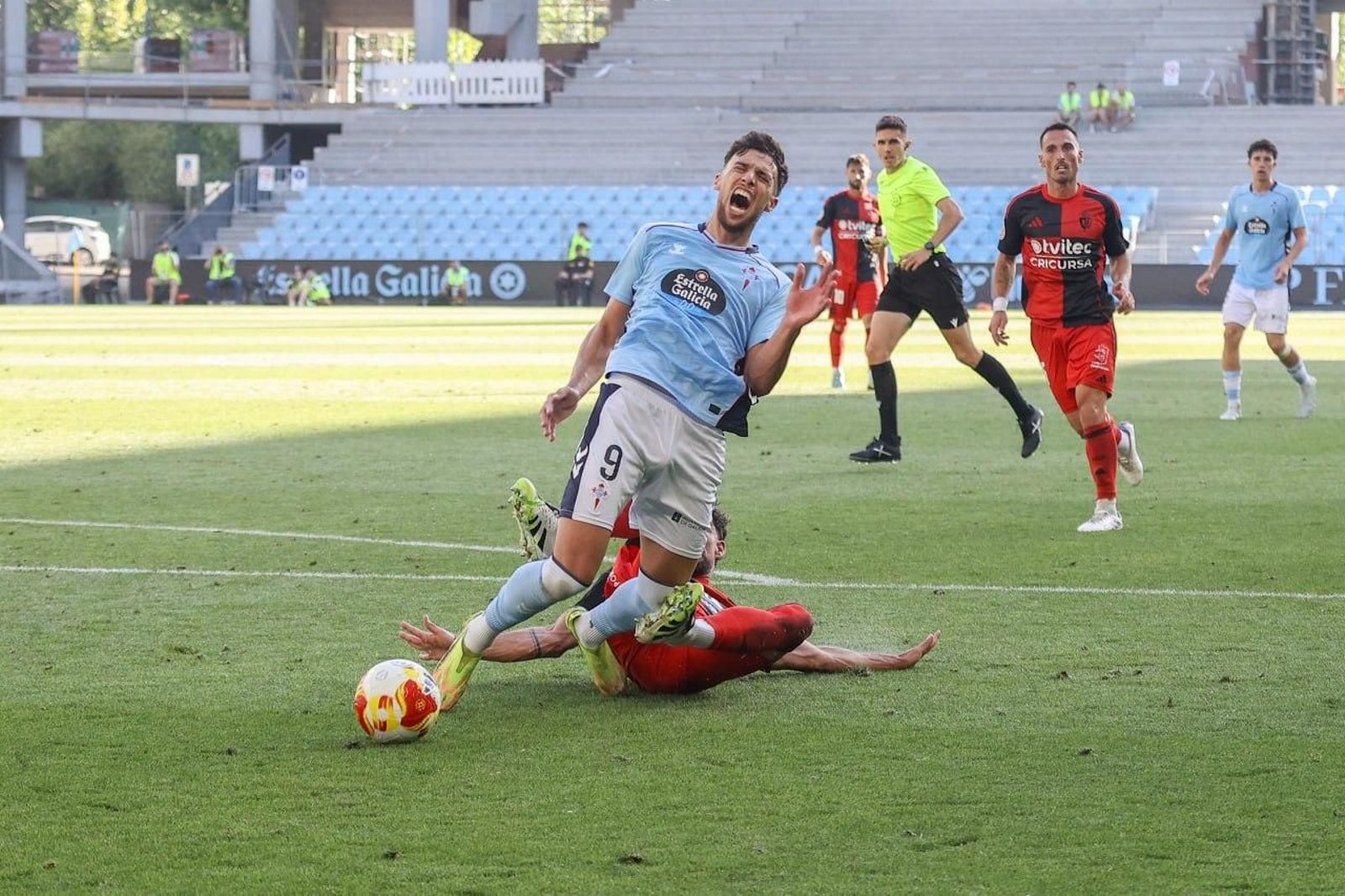 Galería | El Celta Fortuna golea a la Ponferradina y sube a Segunda División
