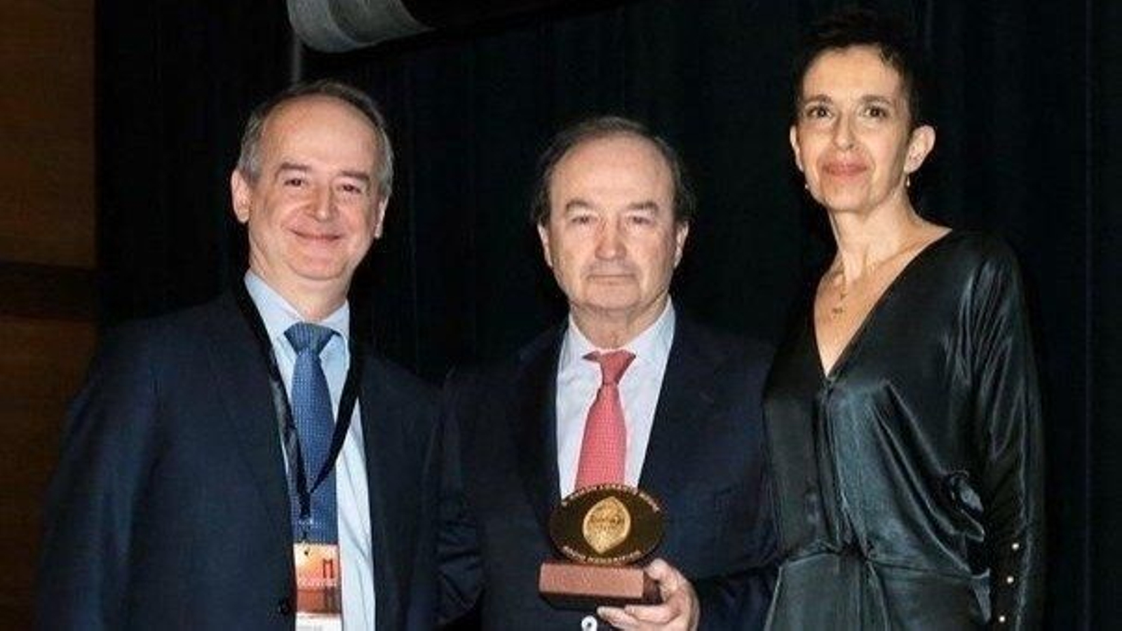 José Ramón Lorente Moore (centro), acompañado por el oftalmólogo Javier Mendicute y la presidenta de la Sociedad Gallega de Oftalmología, María Victoria de Rojas.