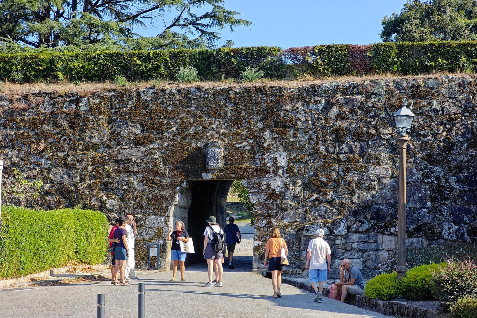 La entrada a la fortaleza a través de la muralla exterior, sin los cañones que están en restauración.