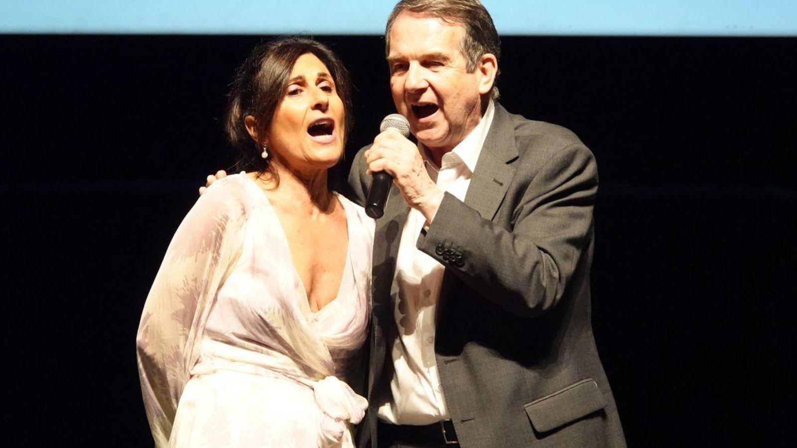 Presidenta y alcalde entonaron el cumpleaños feliz en inglés.