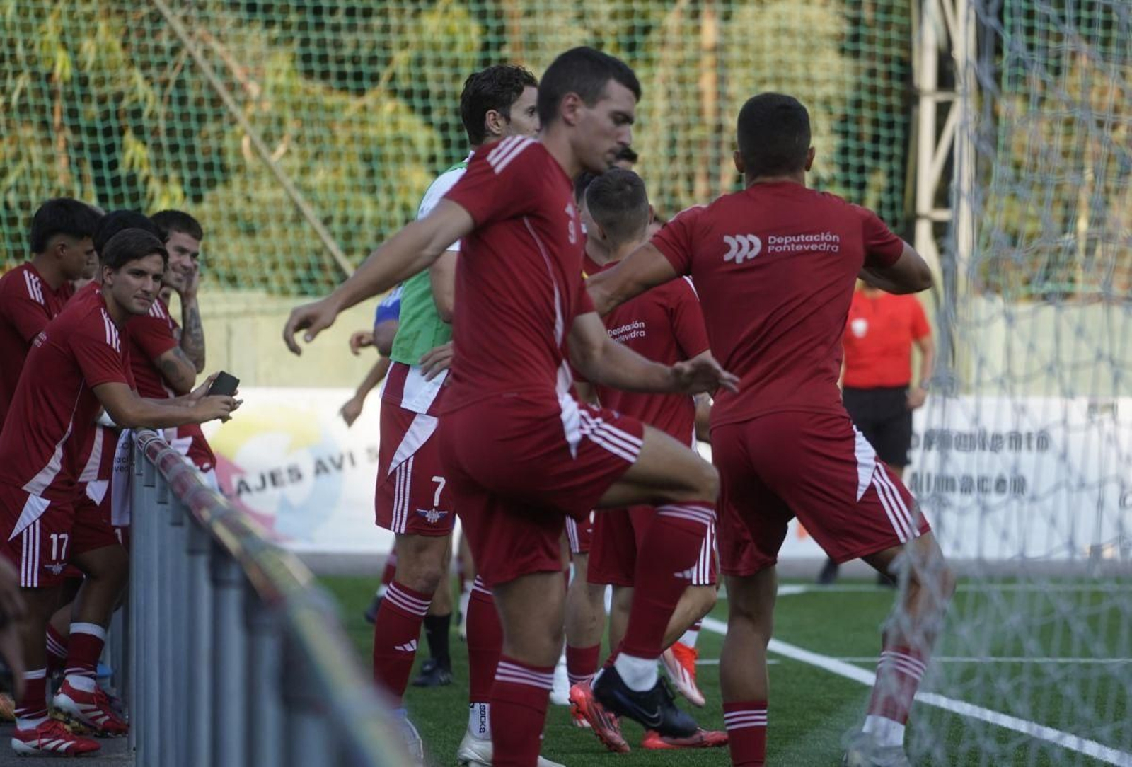 El calentamiento previo al choque de los futbolistas rojiblancos.