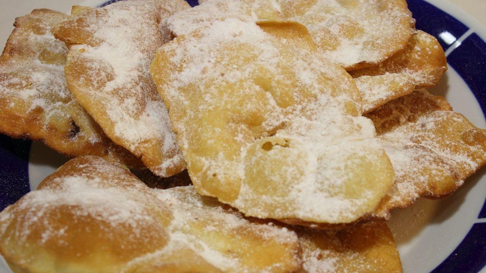 Las orejas, un dulce exclusivo del Entroido.