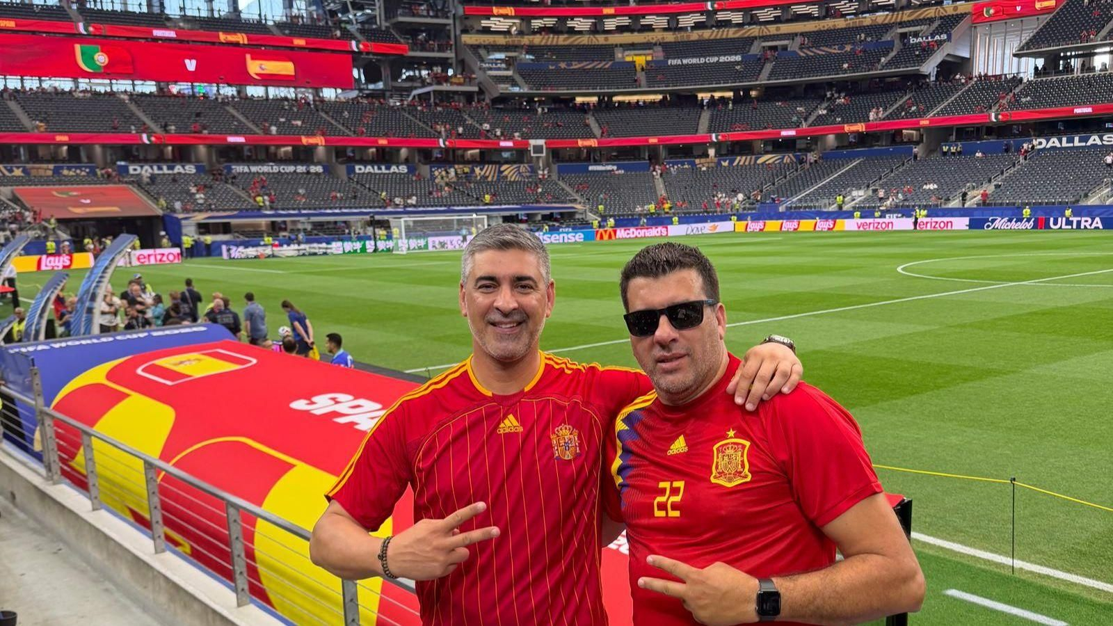 Cerillo y Coke, ataviados con sus camisetas de España, el lunes en Dallas.