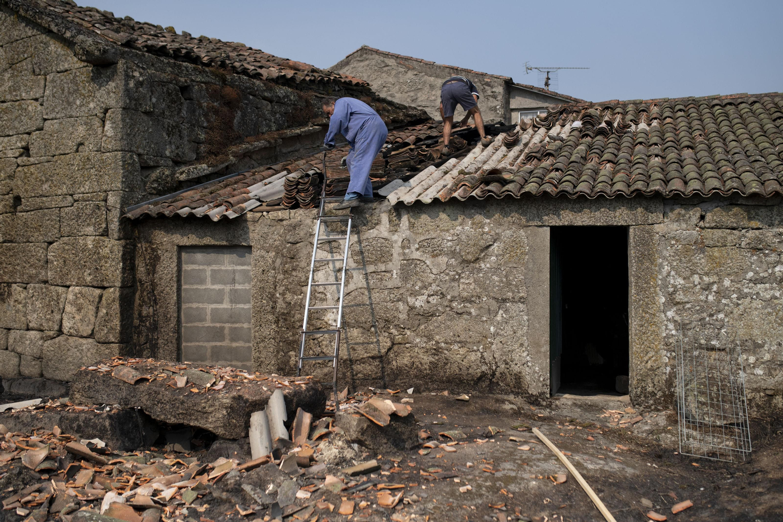 Incendio en el concello de Cualedro con varios focos en diferentes localidades como Carzoá, Cualedro ou San Martiño.