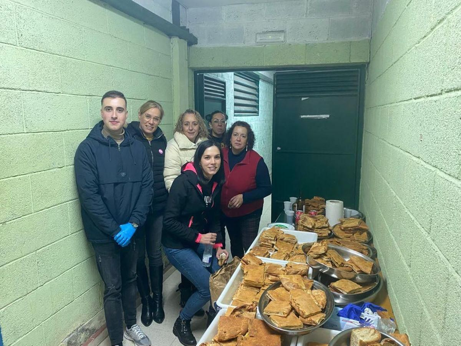 Voluntarios durante unha edición pasada da Cea do Magosto.